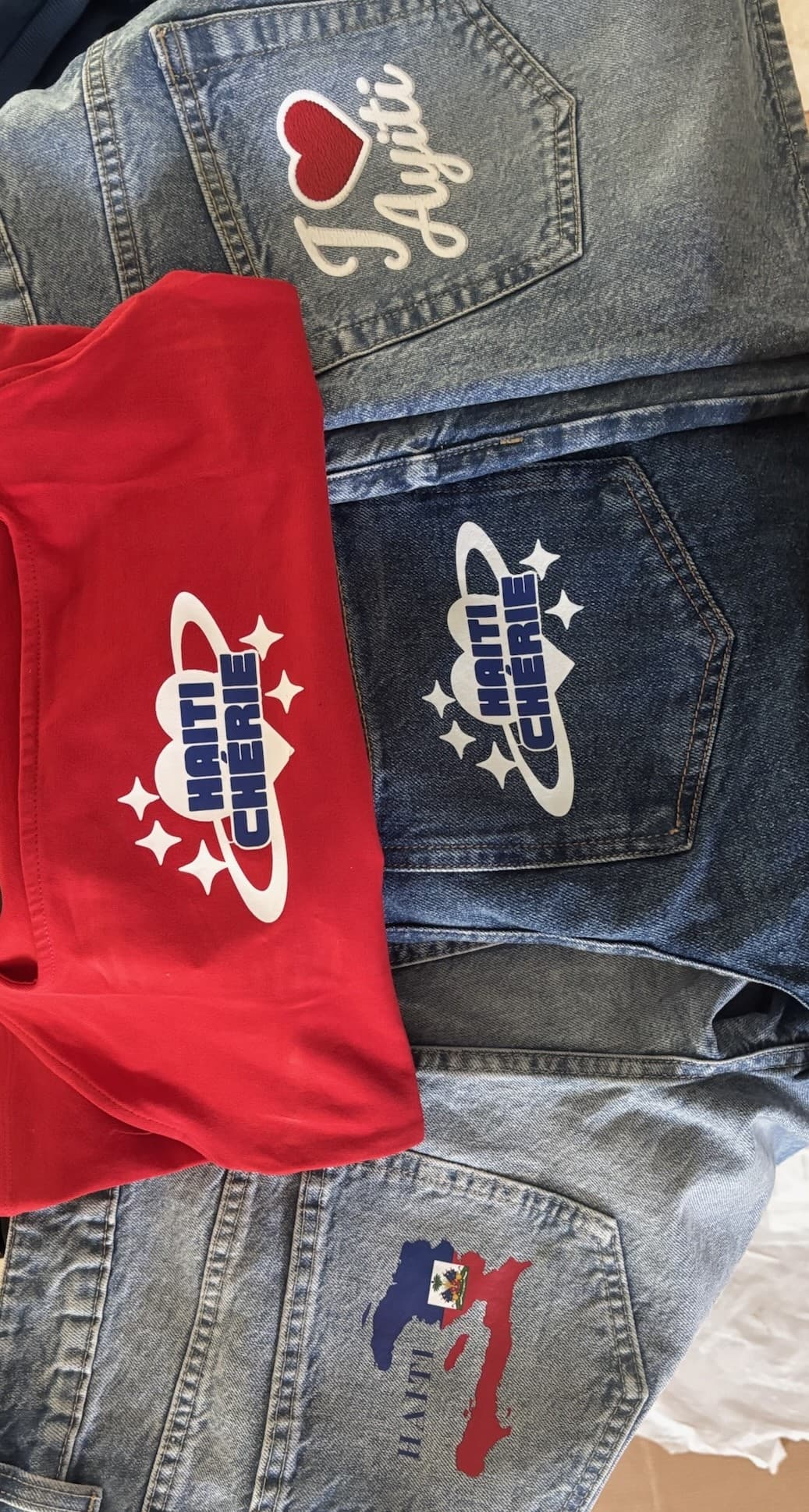Premiers jeans et haut rouge personnalisés, avant que Karayib ait un nom